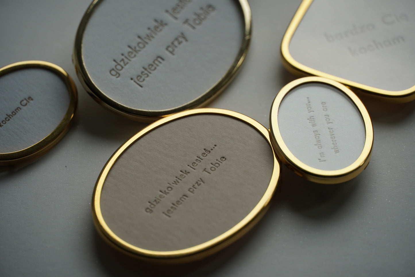 przypinki pełne dobrych słów